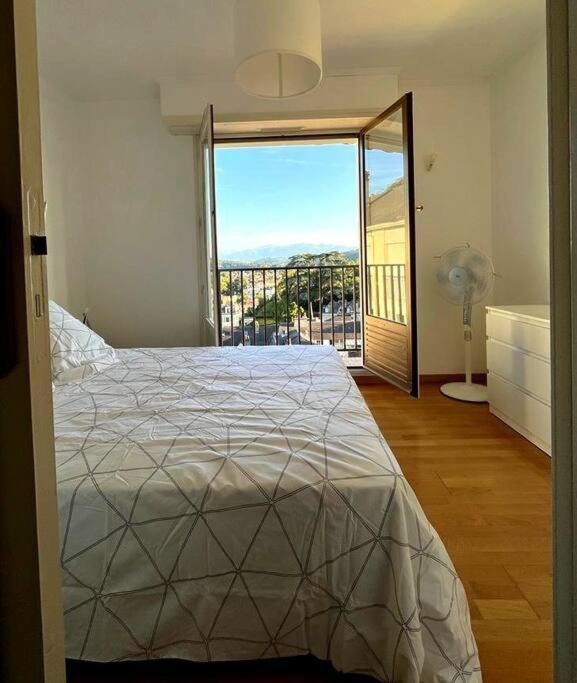 Pau Centre Vue Sur Les Pyrenees Pour 2 Nuits Au Minimum Appartement Buitenkant foto