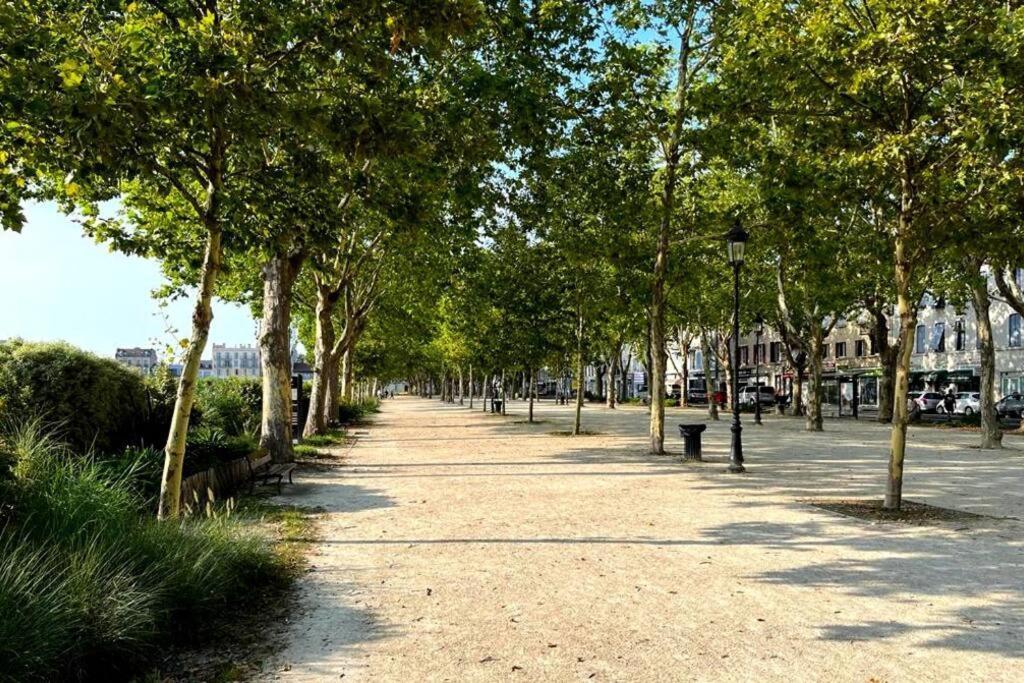 Pau Centre Vue Sur Les Pyrenees Pour 2 Nuits Au Minimum Appartement Buitenkant foto